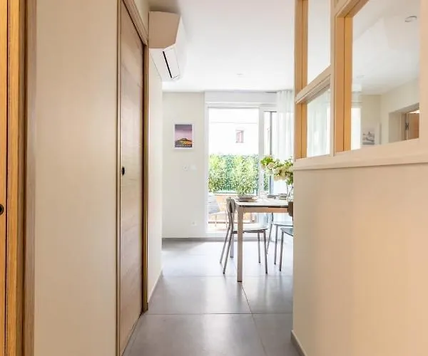 At In Clermont, Place De Jaude