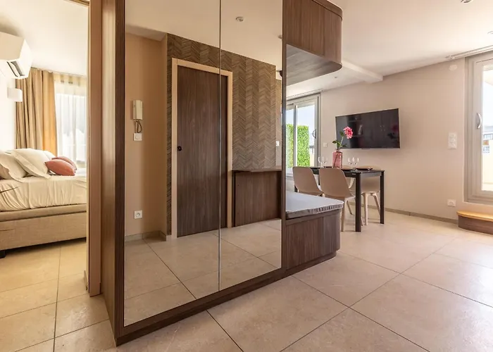 At In Clermont, Place De Jaude Клермон-Ферран